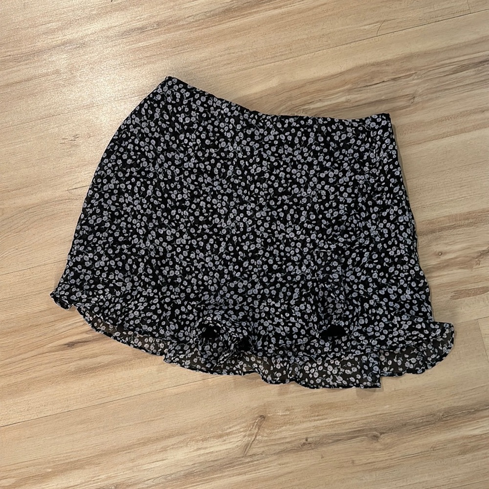 Adorable floral mini skirt with ruffle detail!